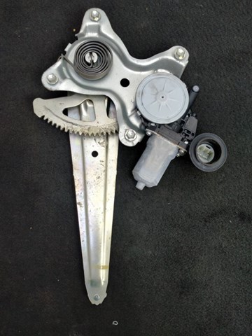 Мотор стеклоподъемника двери передней, правой 8571058010 TOYOTA