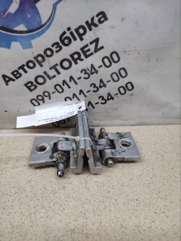 Дверной шарнир водительской вери 8693026 VOLVO