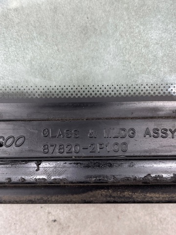 HYUNDAI 878202P100 Стекло кузова (багажного отсека) правое в наличии Винница