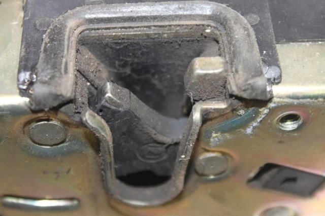 Замок задней правой двери  90503996 OPEL