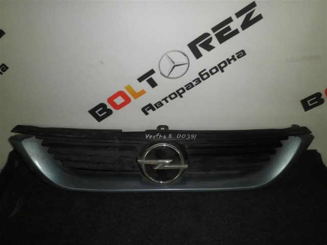 Решетка радиатора 90505722 OPEL