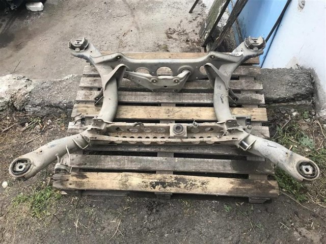 Поперечка задней подвески A1403500441 MERCEDES