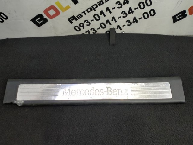 Накладка дверного порога внутренняя, передняя правая A1646803435 MERCEDES