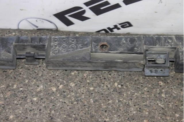 MERCEDES A1646981427 Кронштейн наружной накладки порога правой в наличии Запорожье