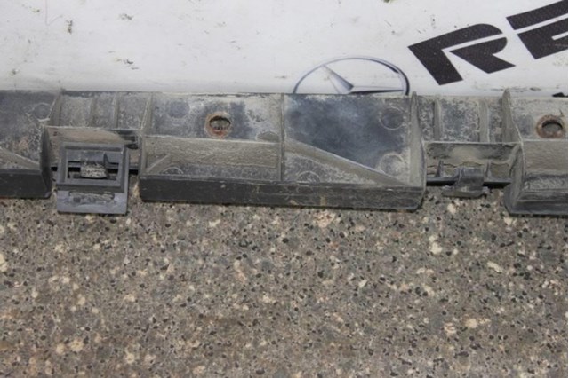 MERCEDES A1646981427 Кронштейн наружной накладки порога правой в наличии Украина