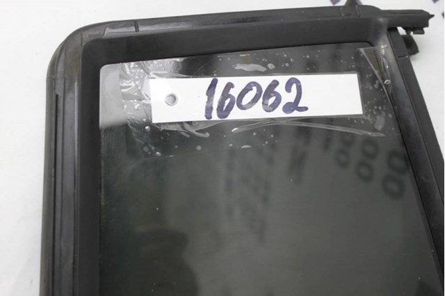 A1647301455 MERCEDES Стекло-форточка двери задней правой купить в Ужгород