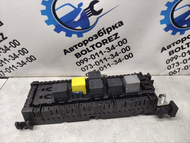 Блок предохранителей и реле A1669063901 MERCEDES