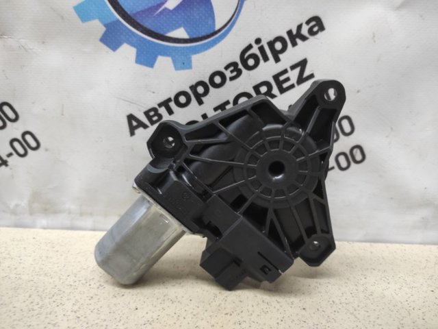 Мотор стеклоподъемника двери задней, левой A2139060502 MERCEDES