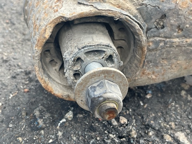 Детали багажника (петли и упор крышки) A2207500887 MERCEDES