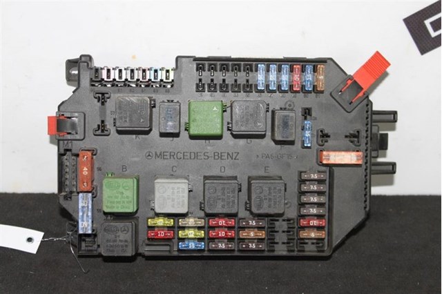 Блок предохранителей и реле A2215404550 MERCEDES