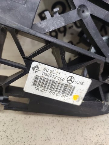 MERCEDES A2217600734 Держатель наружной ручки двери задней левой в наличии Винница
