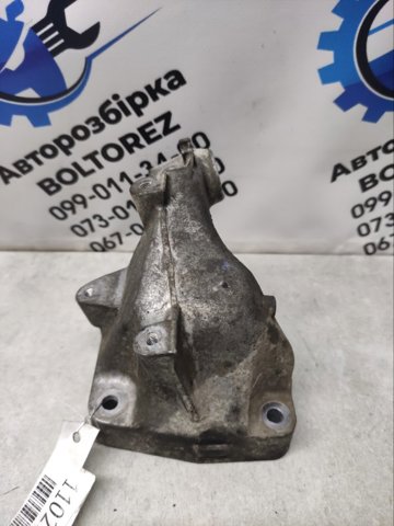 Кронштейн подушки (опоры) двигателя, левой A6422236304 MERCEDES