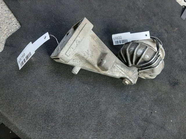 Кронштейн подушки (опоры) двигателя, правой A6462230204 MERCEDES