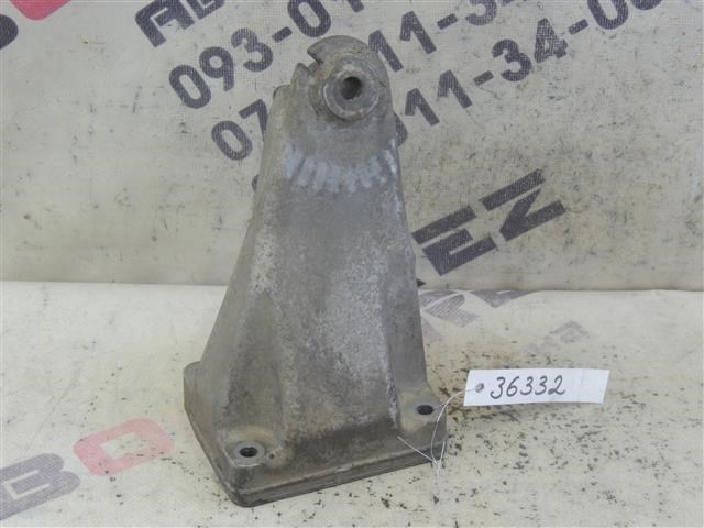 Кронштейн подушки (опоры) двигателя, правой A6462230704 MERCEDES