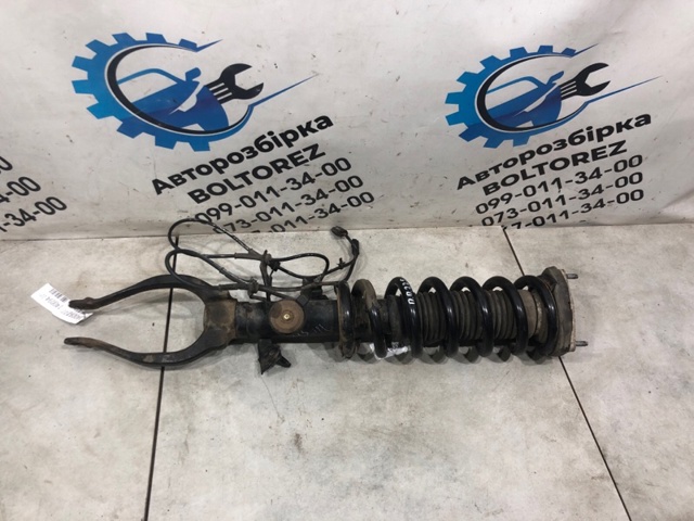 Передний правый амортизатор E61101CF0D NISSAN