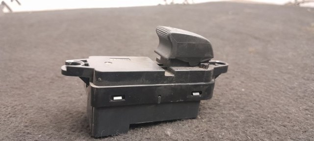 Кнопка стеклоподъемника передняя правая EG2366370A MAZDA