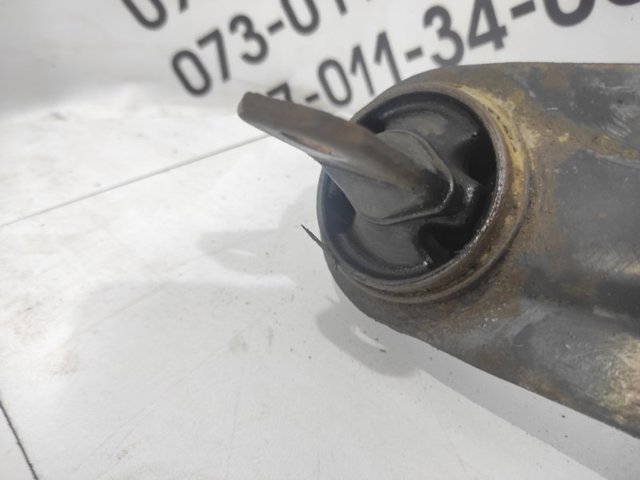MAZDA EH4428200 Цапфа (поворотный кулак) задний правый в наличии Ровно