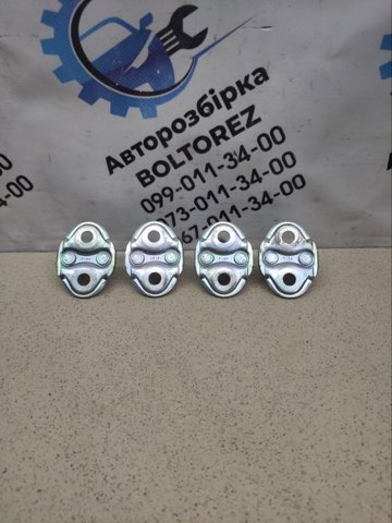 Фиксатор/петля (зацеп) замка двери передней GS1D58361A MAZDA