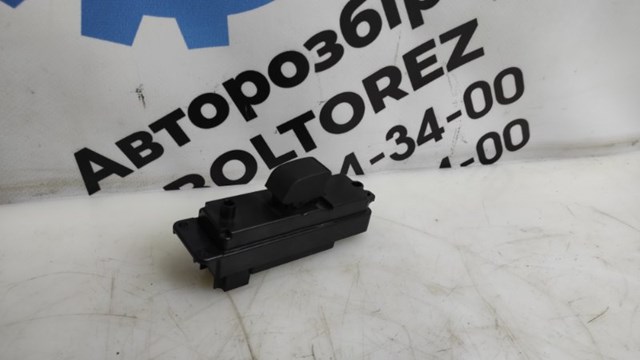 Кнопка стеклоподъемника передняя правая GS1D66370 MAZDA