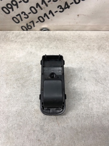 Кнопки переднего правого стеклоподъёмника KD3566370 MAZDA