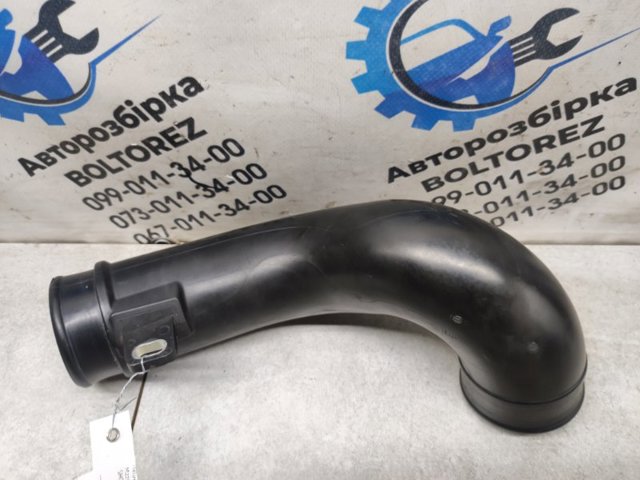 Патрубок воздушный выход воздушного фильтра SH0113231A MAZDA