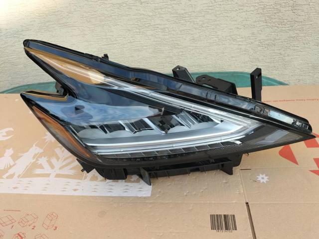 Фара передняя правая 260109UF0D NISSAN