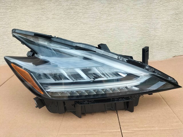 Вставка фары правой 260109UF0E NISSAN