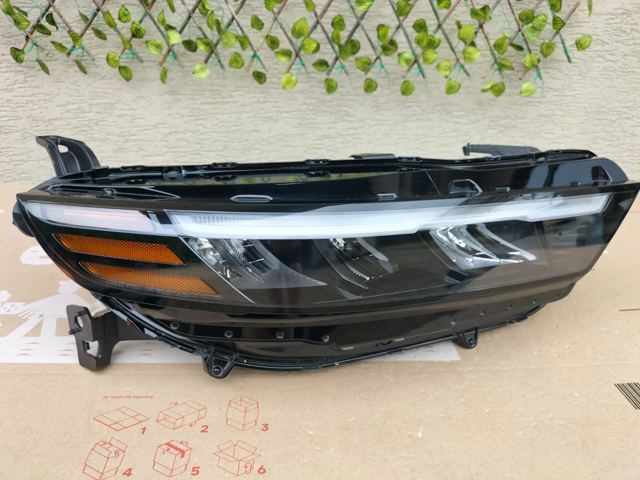 Вставка фары правой 3310030AA01 HONDA