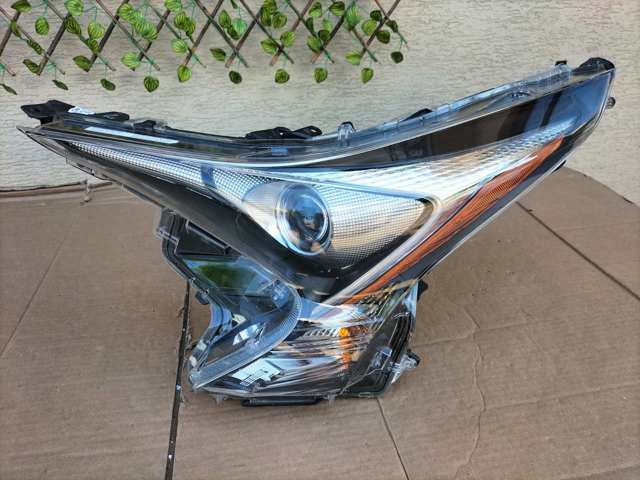 Основная фара в сборе левая 8107047710 TOYOTA