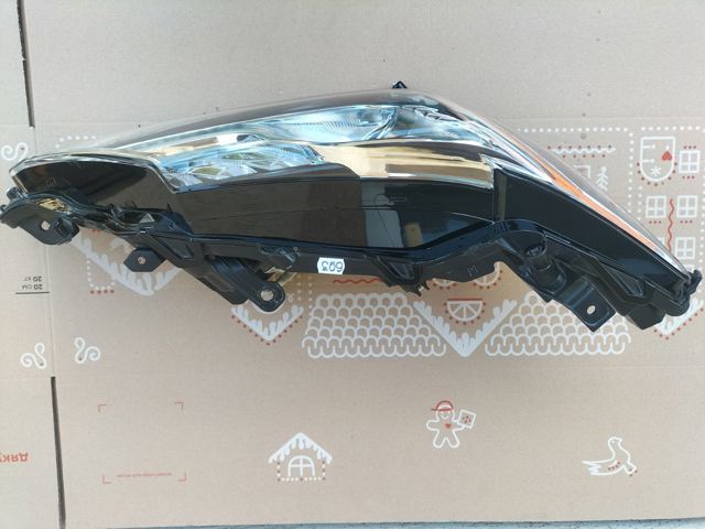 TOYOTA 8111006D70 Правая фара в наличии Ужгород
