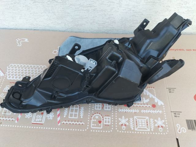 8111006D70 TOYOTA Правая фара купить в Кривой Рог