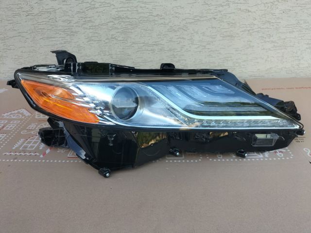 Фара правая 8111006D70 TOYOTA