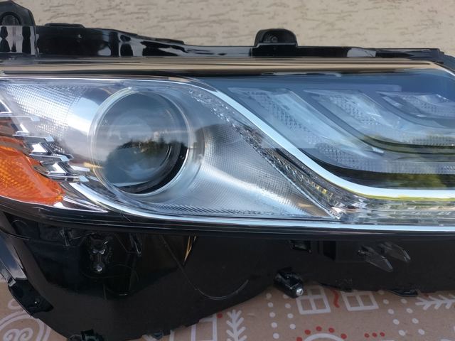 8111006D70 TOYOTA Фара правая купить в Днепр