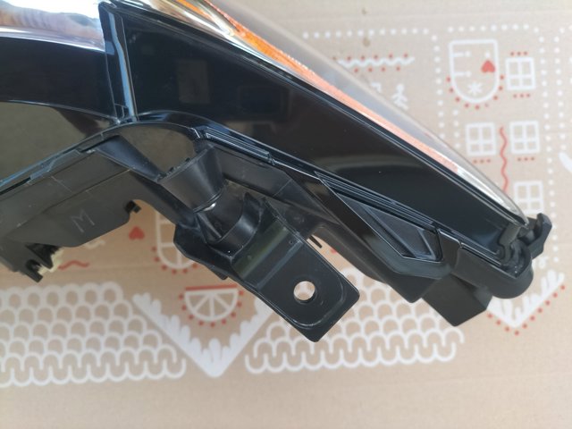 8111006D70 TOYOTA Правая фара купить в Полтава