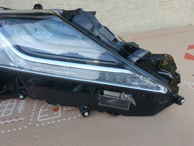 8111006D70 TOYOTA Правая фара купить в Ужгород