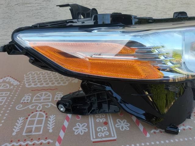 8111006D70 TOYOTA Фара правая купить в Ирпень