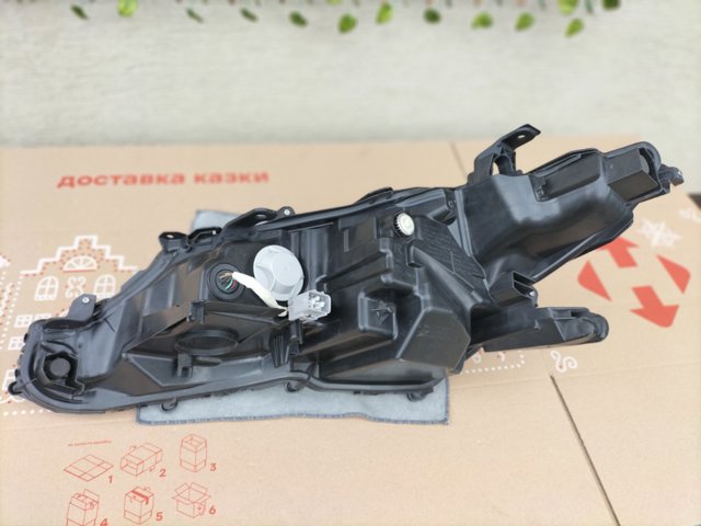 TOYOTA 8111006D80 Правая фара в наличии Житомир