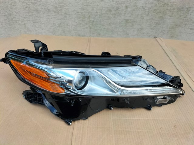 Фара основная правая 8111006D80 TOYOTA