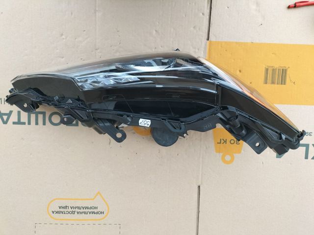 TOYOTA 8111006G30 Фара правая в наличии Днепр