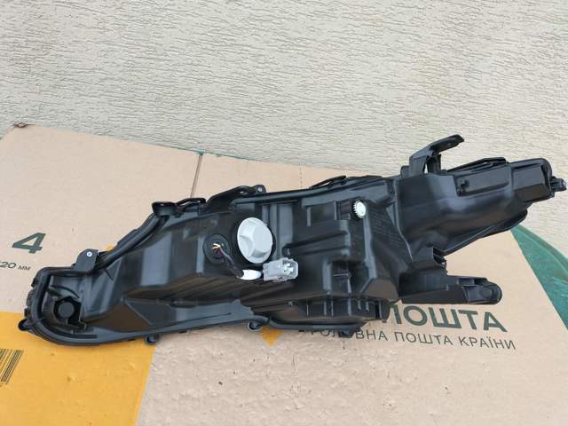 TOYOTA 8111006G30 Правая фара в наличии Николаев