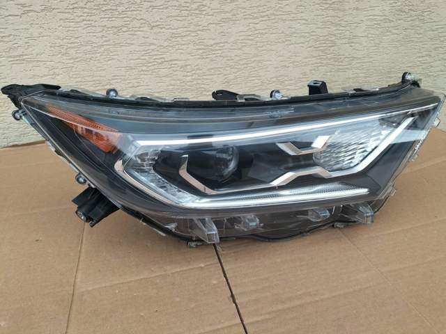 Фара передняя правая 811100R161 TOYOTA