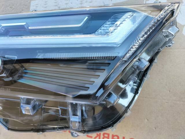 811100R360 TOYOTA Фара правая купить в Тернополь