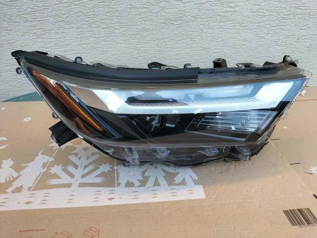Правая блок фара 811100R440 TOYOTA