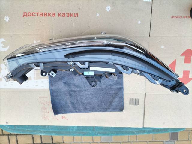 TOYOTA 811100R440 Правая фара в наличии Харьков