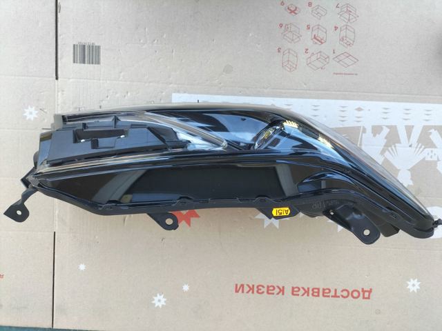 TOYOTA 81110AQ010 Правая фара в наличии Днепр