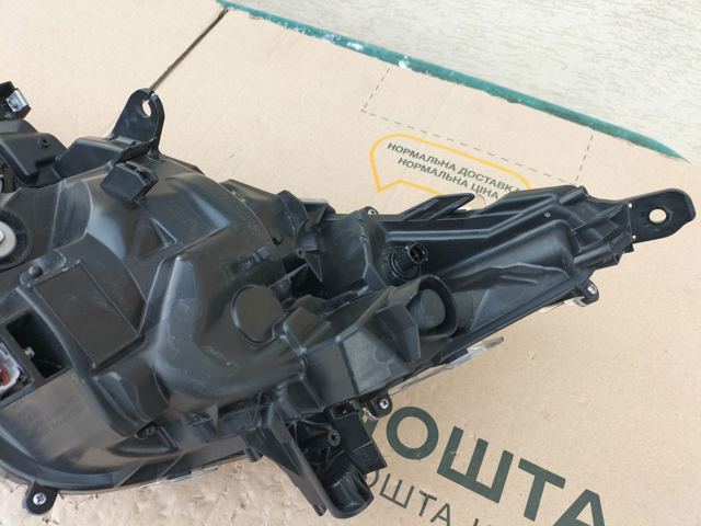 TOYOTA 8113042A00 Правая фара в наличии Киев