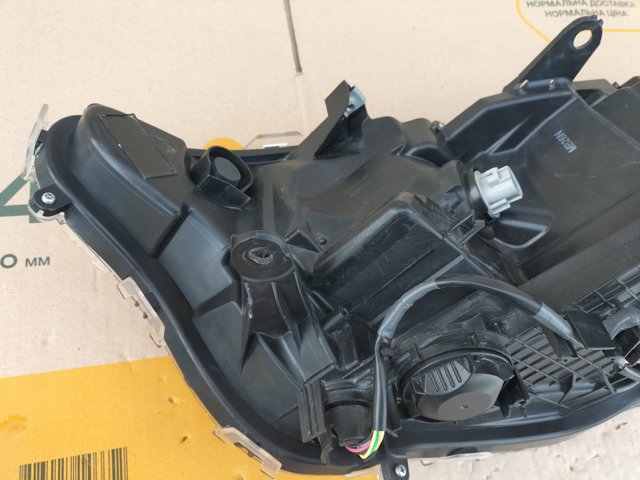 TOYOTA 8113042A00 Правая фара в наличии Днепр