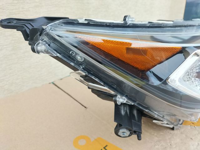 TOYOTA 8113042A01 Фара правая в наличии Ужгород
