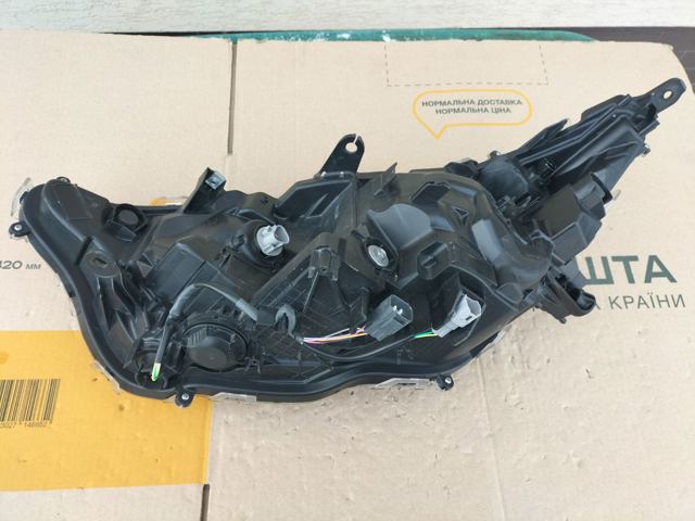 TOYOTA 8113042A01 Правая фара в наличии Каменское