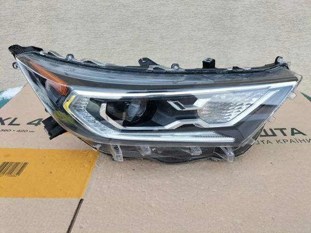 Фара комбинированная, передняя 8113042A01 TOYOTA
